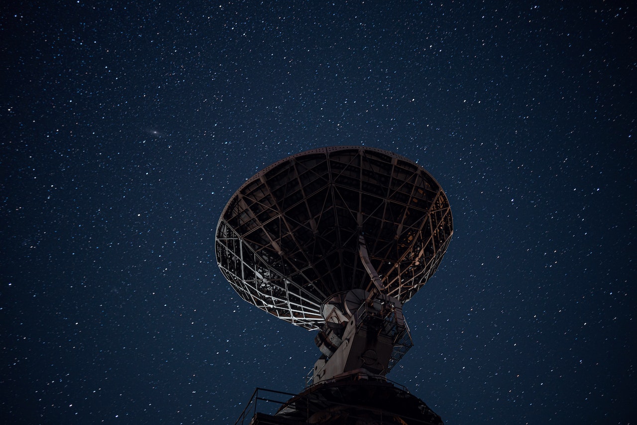 radiotelescopio hacia el espacio