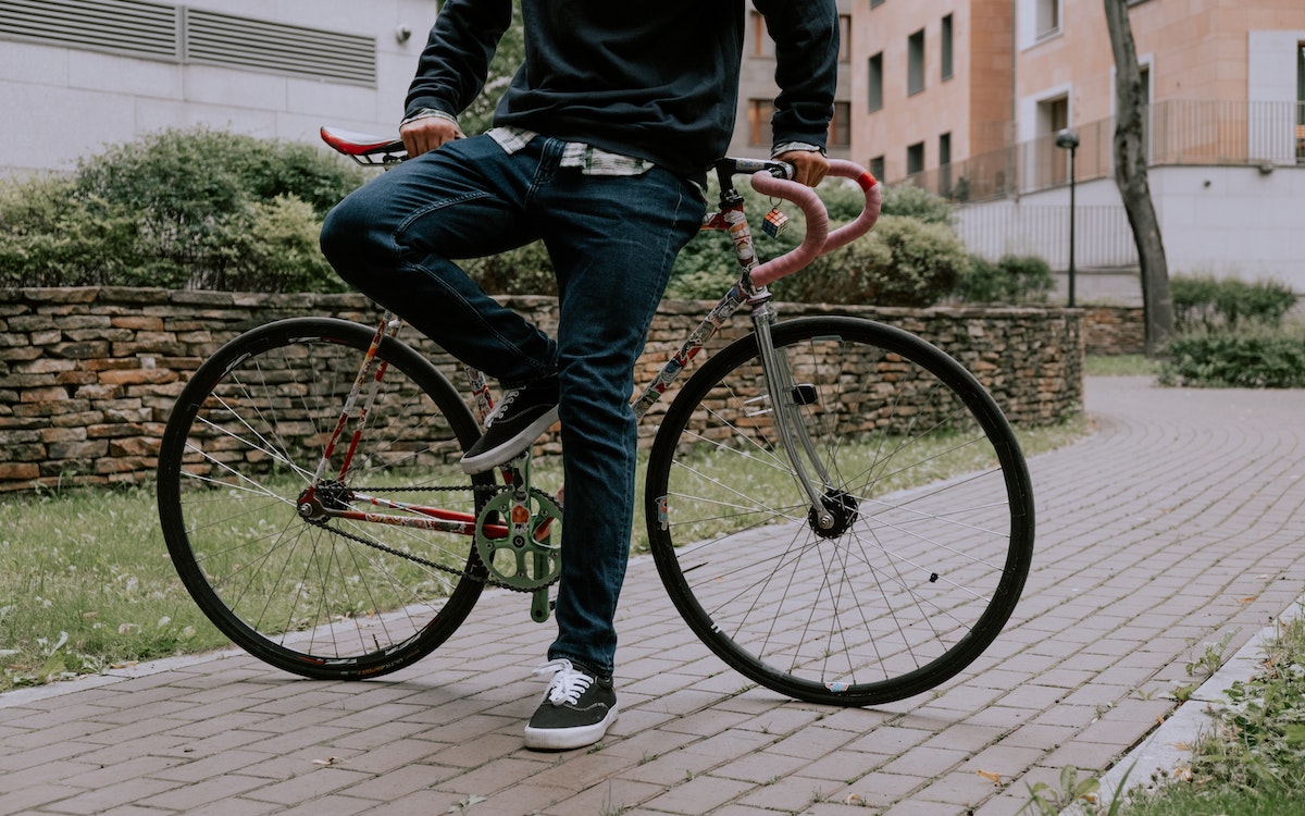 Persona sobre bicicleta en medio de una ciudad