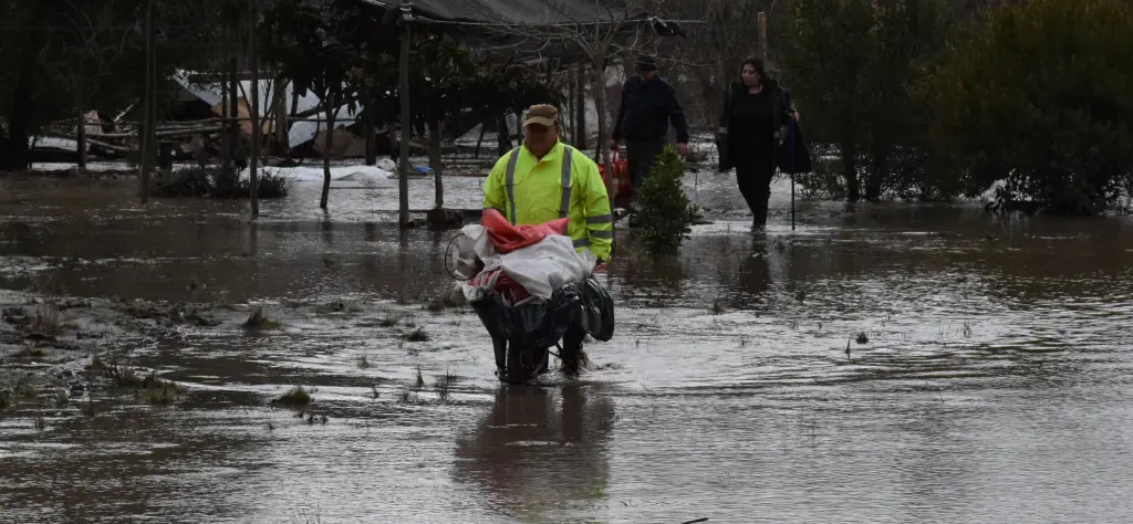 Hombre caminando por el agua tras inundaciones