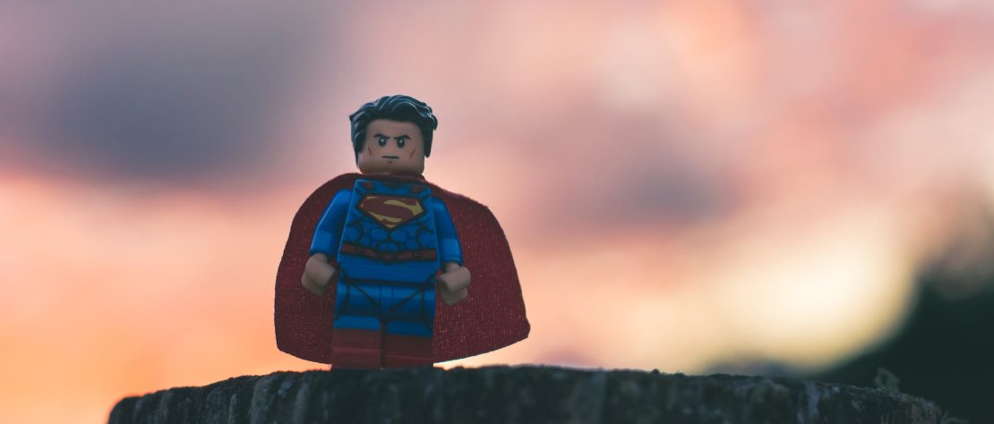 Superman lego por Foto de Esteban López en Unsplash