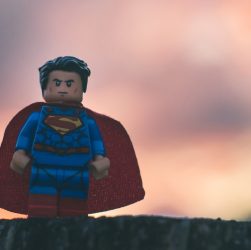 Superman lego por Foto de Esteban López en Unsplash