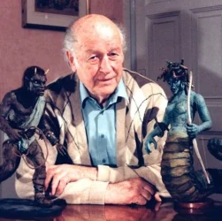 Ray Harryhausen con algunas de sus criaturas usadas en sus efectos