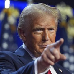 El expresidente Donald Trump, candidato presidencial republicano, en la noche electoral en el Centro de Convenciones de Palm Beach, el miércoles 6 de noviembre de 2024, en West Palm Beach, Florida. Fotografia- Evan Vucci